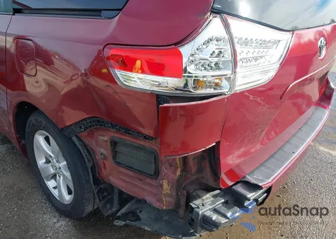 2013 Toyota Sienna Le V6 8 Passenger z USA, uszkodzony, nr VIN 5TDKK3DC1DS347395